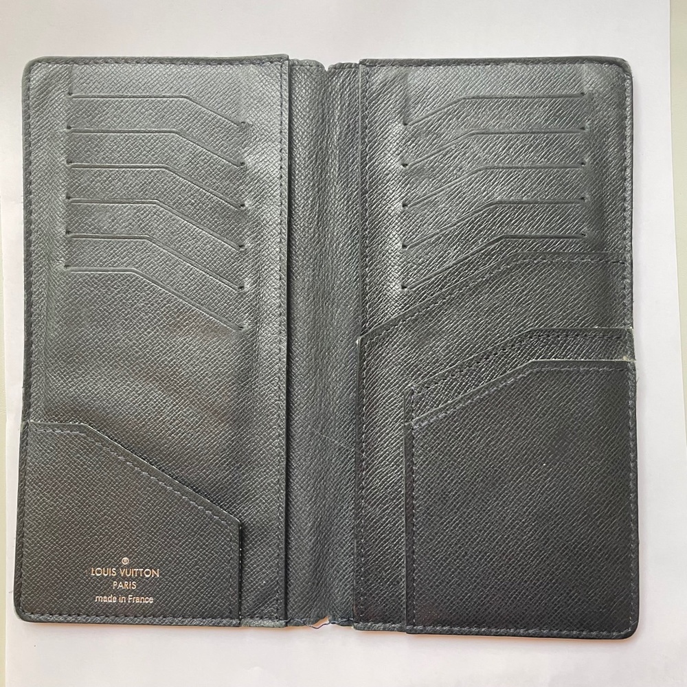 Louis Vuitton Taiga Leather Bifold Wallet/Passport Holder Unisex - Picture 9 of 15